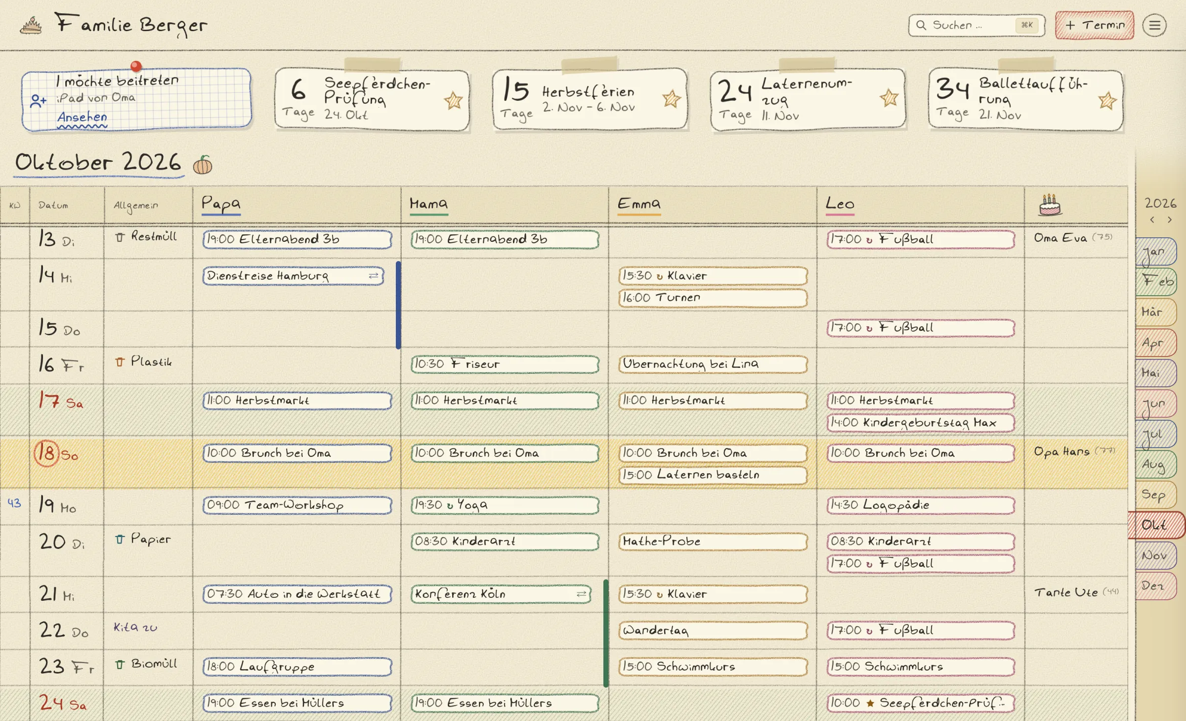 Family Calendar in der Darstellung Buntstift: ein voller Monat auf gelblichem Papier, von Hand gezogene Linien, jede Person in ihrer Stiftfarbe, oben Notizzettel mit Countdown bis zu den nächsten Highlights